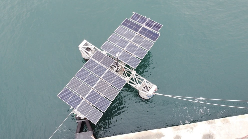 Deux premières unités d'une ferme de panneaux photovoltaïques ancrées au large de Sète