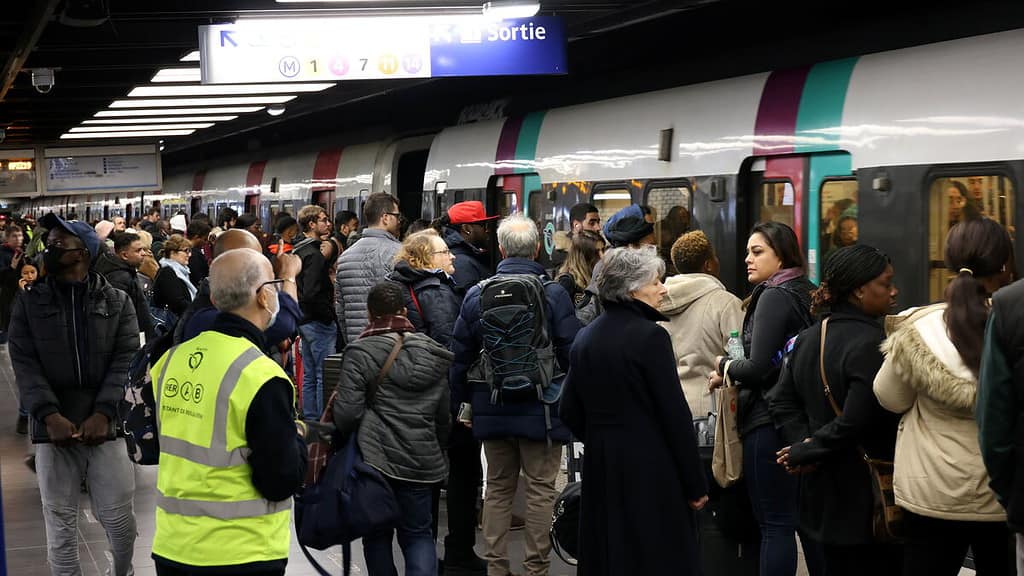 Le chaos total en France : la grève des transports paralyse le pays en réponse à la réforme controversée des retraites