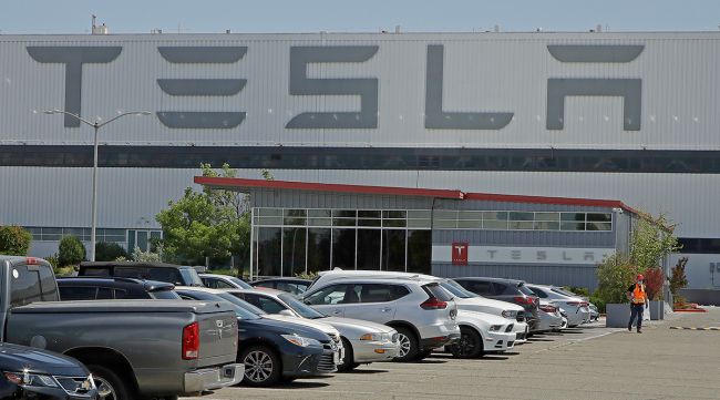 Un concessionnaire Tesla en Californie