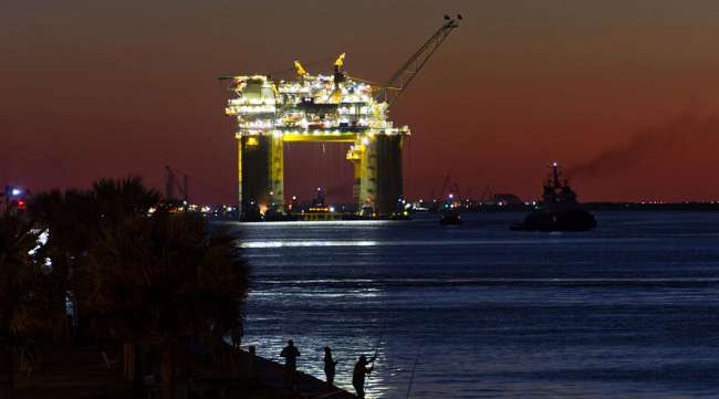 Une plateforme pétrolière offshore