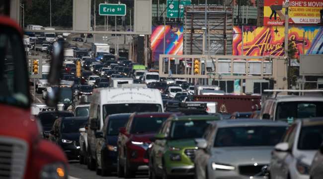 Des véhicules s'approchent du Holland Tunnel à Jersey City, NJ