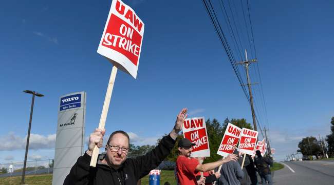 Les travailleurs de l'UAW en grève dans une usine Mack