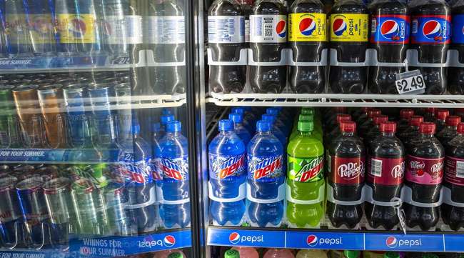 Produits Pepsi dans un réfrigérateur de magasin