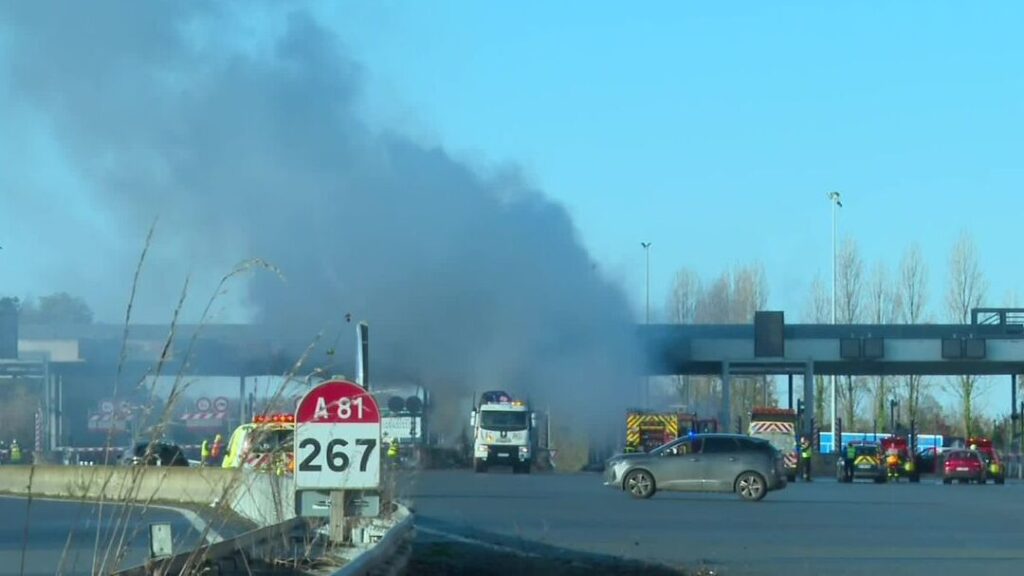Un camion prend feu au péage de La Gravelle : le chauffeur est ...