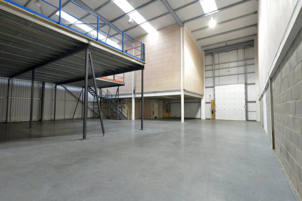 Augmenter l’efficacité de votre entrepôt avec une mezzanine modulaire