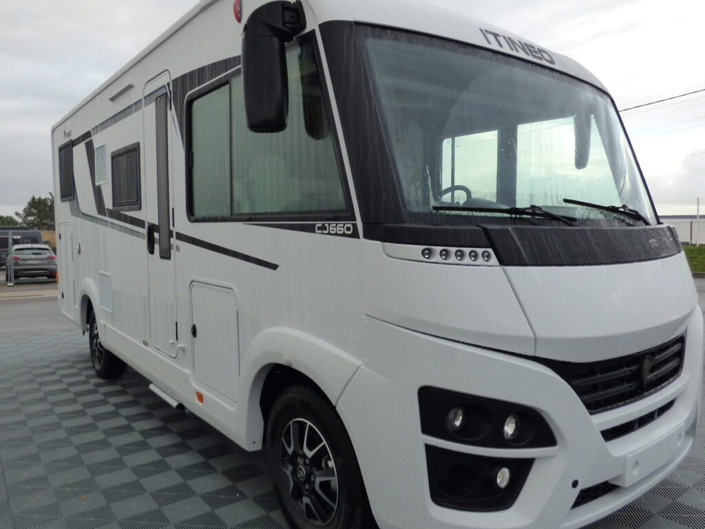 Combien coûte un camping-car Unimog aménagé pour l'aventure ?