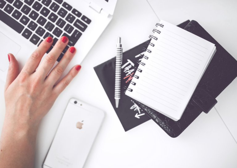 main femme sur clavier ordianteur