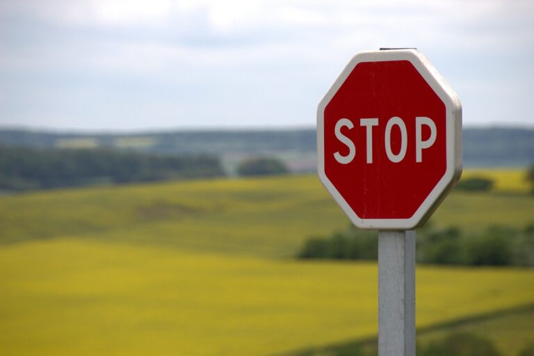 panneau routier stop