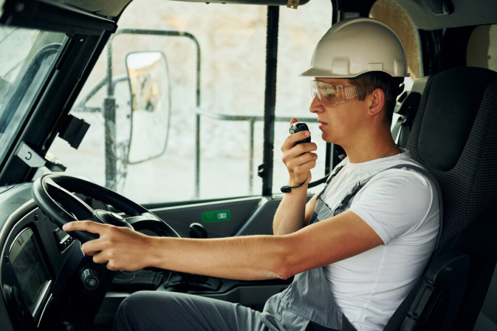 conducteur camion avec casque