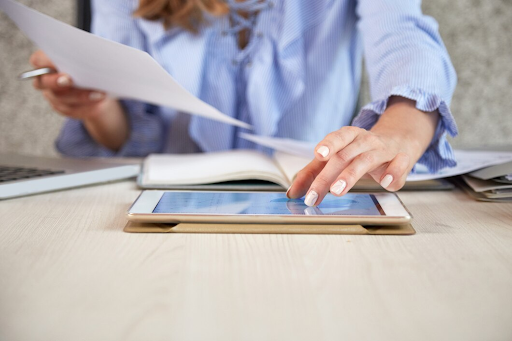femme travaille sur tablette