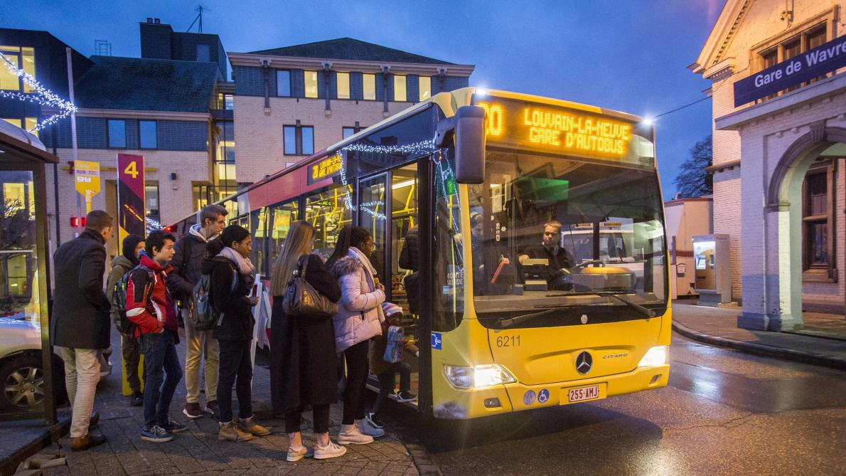 Usagers attendant un bus TEC