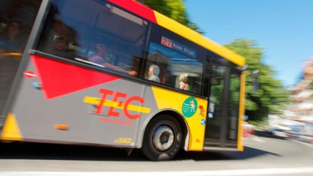 Un bus TEC rouge et jaune en circulation illustrant le rôle central de la Société régionale wallonne du transport