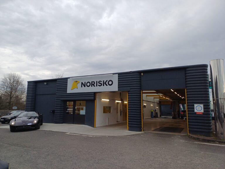 Centre de contrôle technique Norisko avec véhicules en attente d'inspection