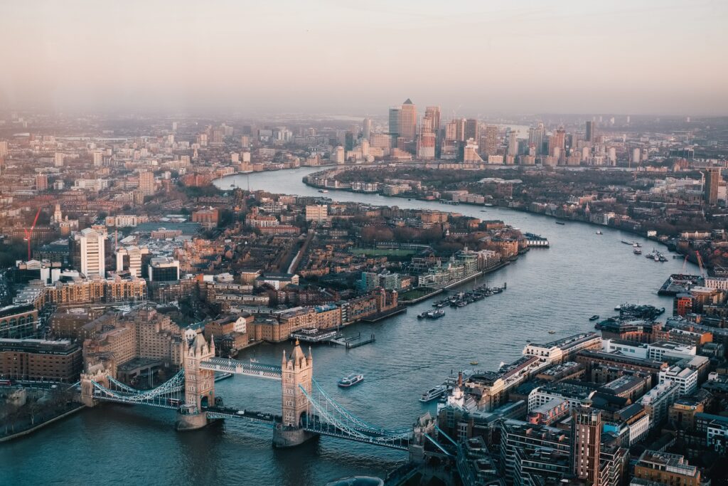 Colis prêt à être expédié vers l'Angleterre avec de la documentation