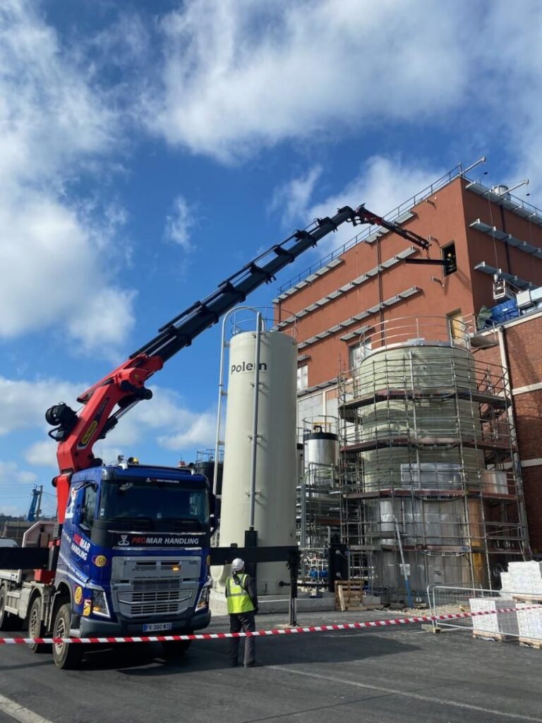 Centre logistique GLS Rouen avec entrepôt et véhicules de livraison