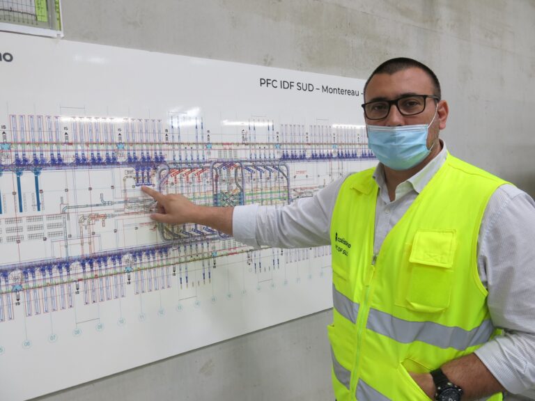 Vue intérieure de la plus grande plateforme Colissimo de France à Montereau-sur-le-Jard