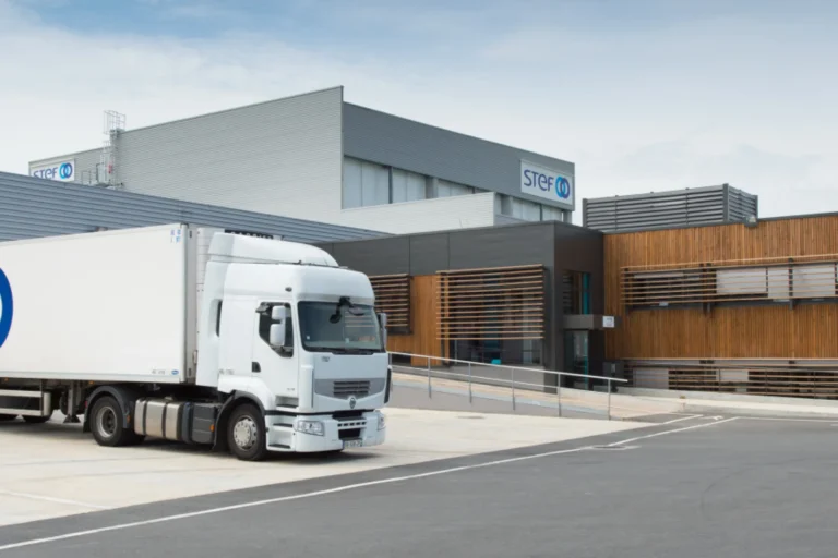 Entrepôt logistique STEF avec camion en transit