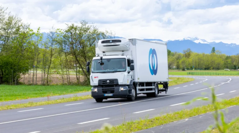 Camion de transport STEF sur la route, représentant la logistique et la supply chain en France