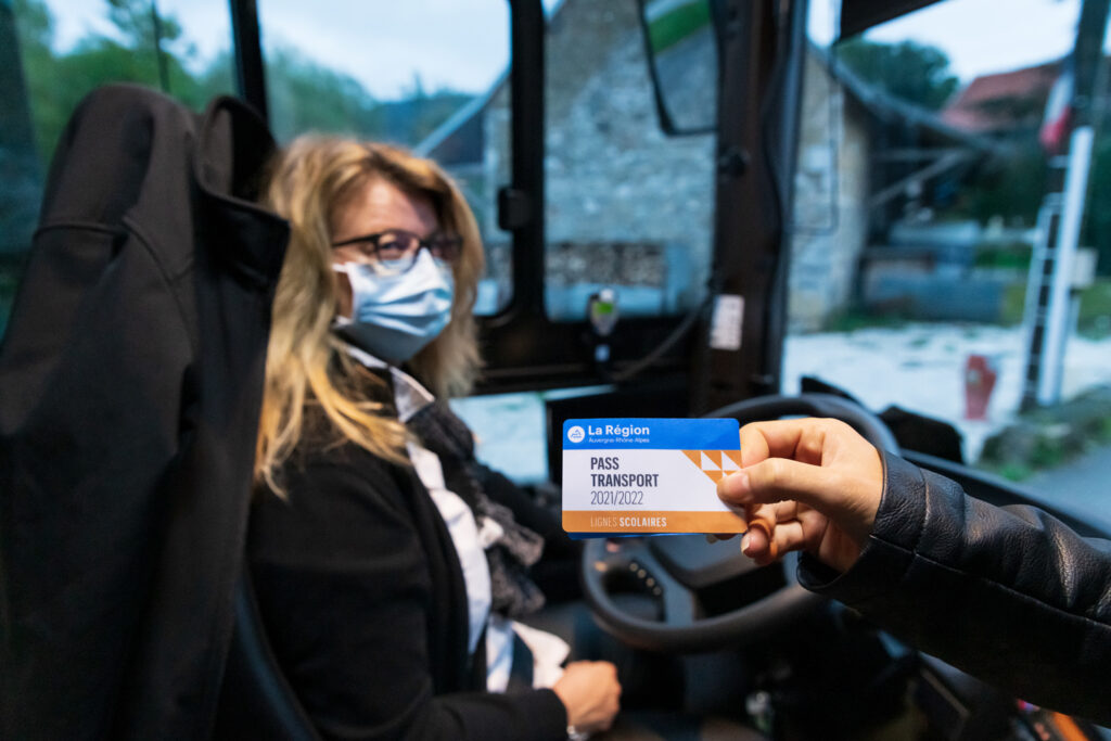 Bus scolaire en Auvergne-Rhône-Alpes avec des élèves montant à bord en toute sécurité