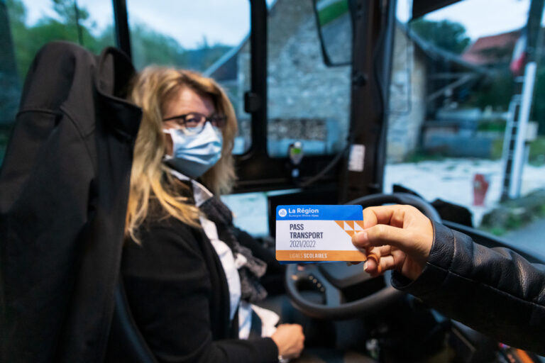 Bus scolaire en Auvergne-Rhône-Alpes avec des élèves montant à bord en toute sécurité