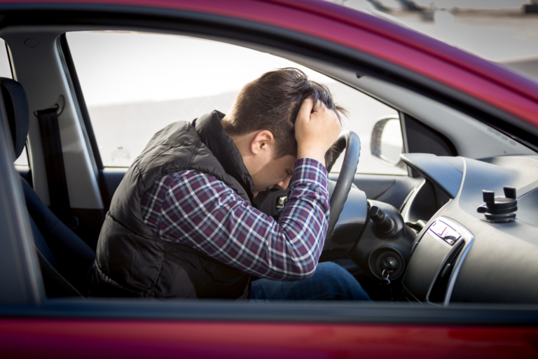 homme stress au volant