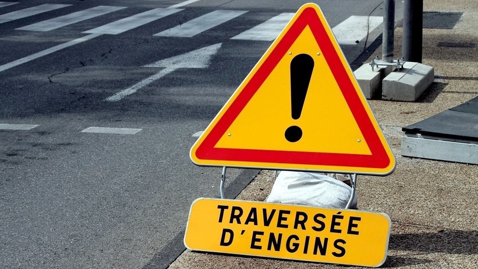 Panneaux pour prévenir d'un danger : comprendre leur rôle essentiel dans la signalisation
