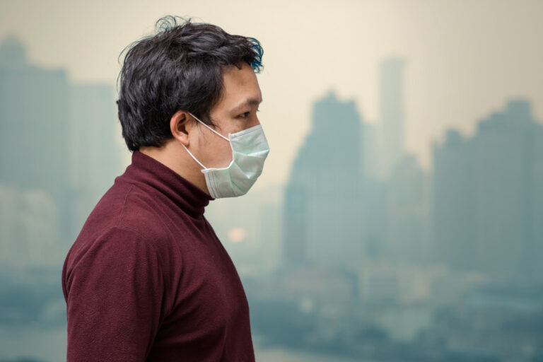 homme avec masque